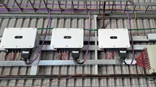Sistema solar trifásico 90kW instalado en planta Moconá Córdoba Capital